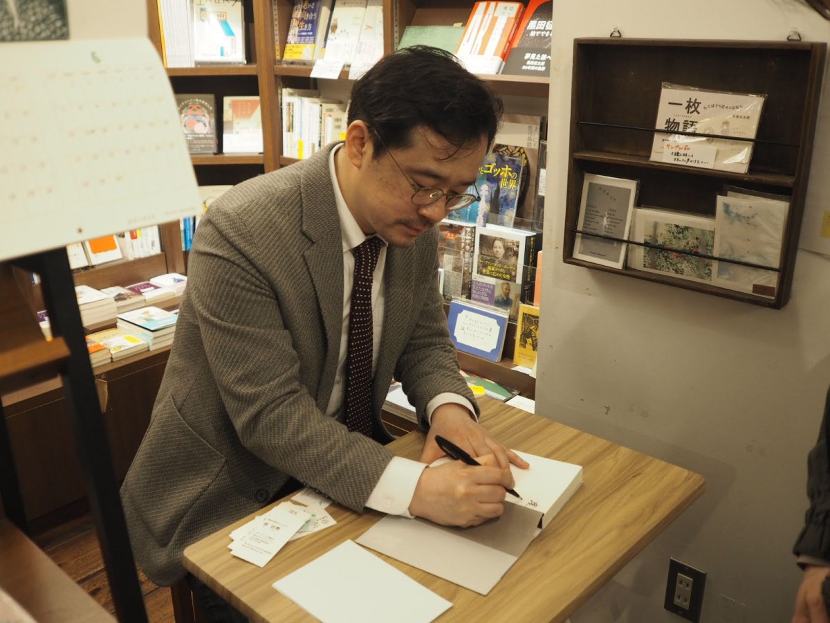 27日のブックトークではサイン会もありました。何度やっても緊張します。