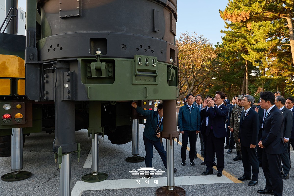 8日、玄武ー5ミサイルを視察する李在明大統領。青瓦台提供。
