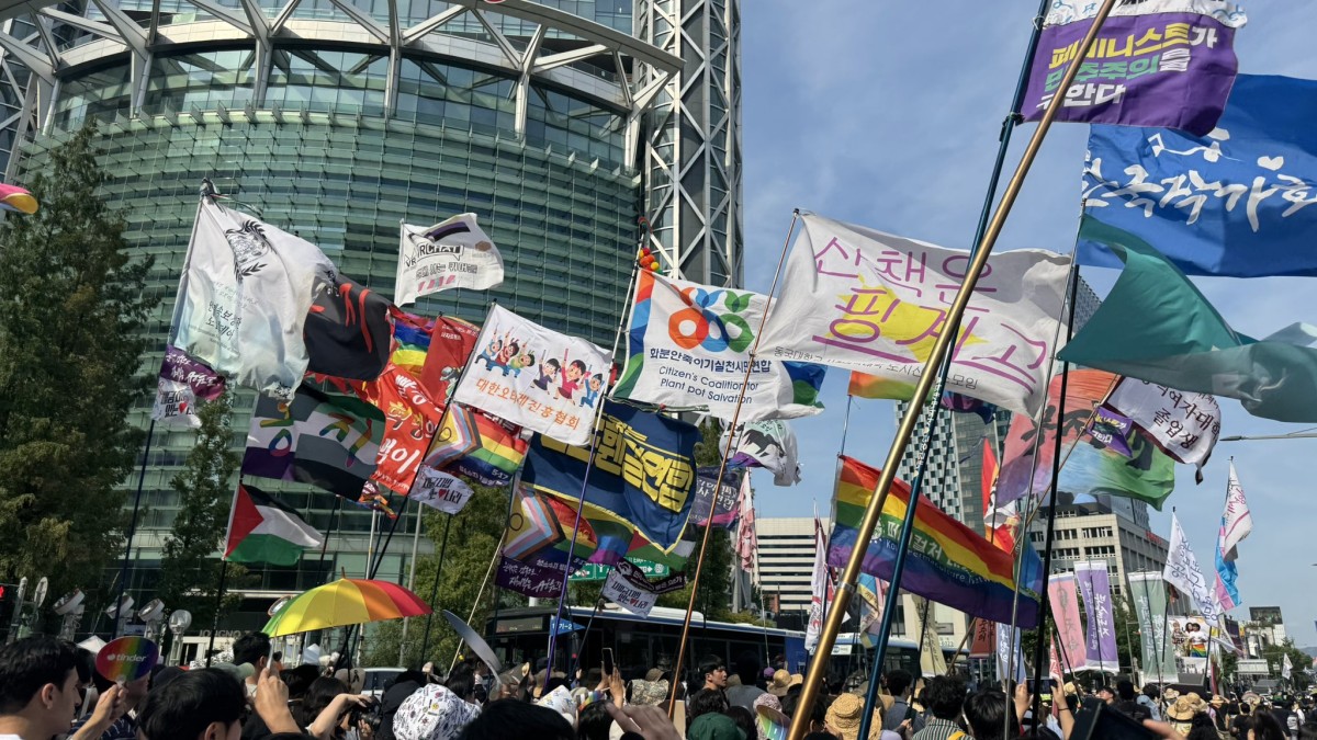 韓国の集会の名物となった、多種多様な旗。壮観でした。筆者撮影。