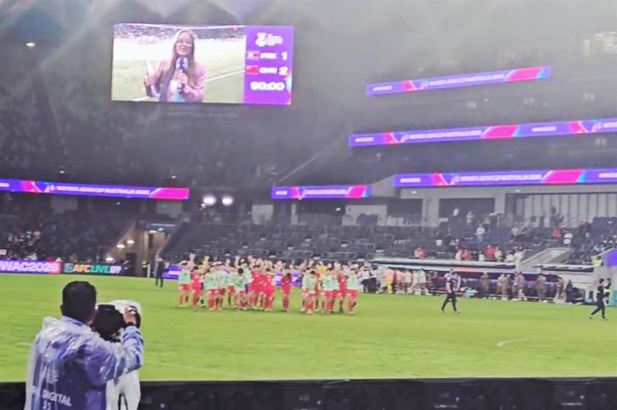 終了後、「同胞応援団」に挨拶する北朝鮮選手団。チョン・イルヨン氏提供。