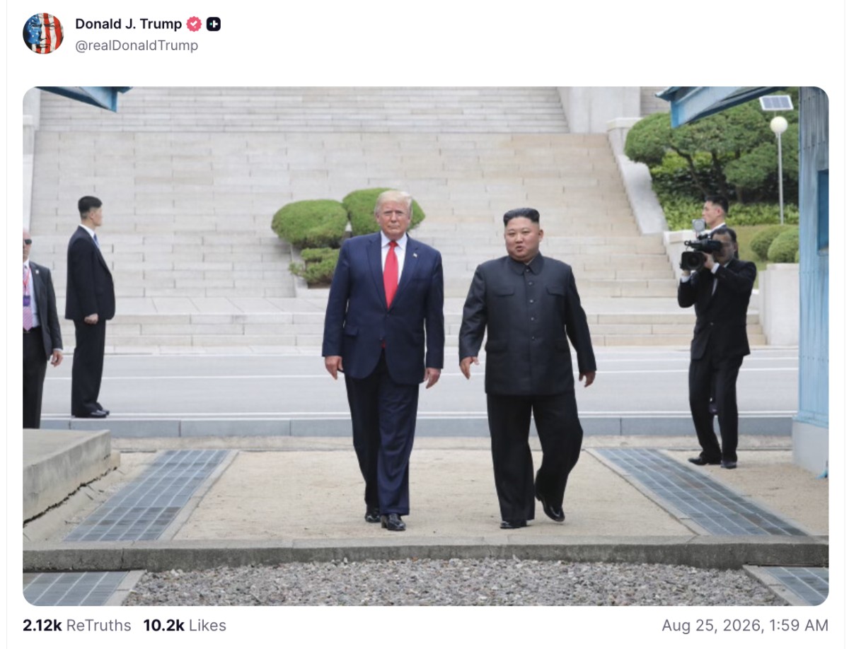 2019年6月30日に板門店で金正恩氏と会った際の写真。トランプ大統領はこの時、南北軍事境界線を越えて朝鮮側に入ったことで話題となった。trurh socialより引用。