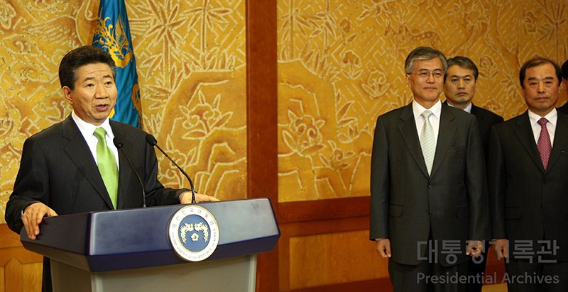 盧武鉉大統領（左端）。右から3人目は文在寅大統領秘書室長（当時）。2007年に撮影されたもの。大統領記録館提供。