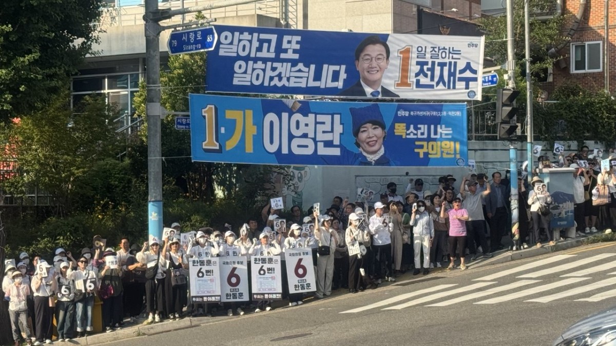 沿道を埋める支持者たち。29日、筆者撮影。