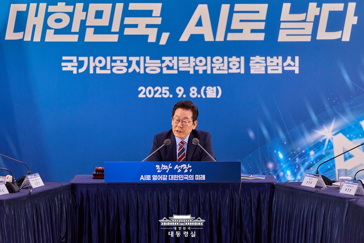 25年9月8日に開催された、国家人工知能(AI)戦略委員会出帆式。背景の垂れ幕には「大韓民国、AIで飛ぶ」と書かれています。青瓦台提供。
