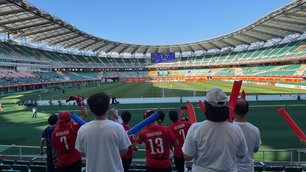 気温はやや高めですが、風は涼しい秋の風です。韓国と中国の試合ということで、観客はまばらです。この後7時半からの朝鮮ー日本の決勝戦の際にはたくさんの観客が詰めかける...のでしょうか。
