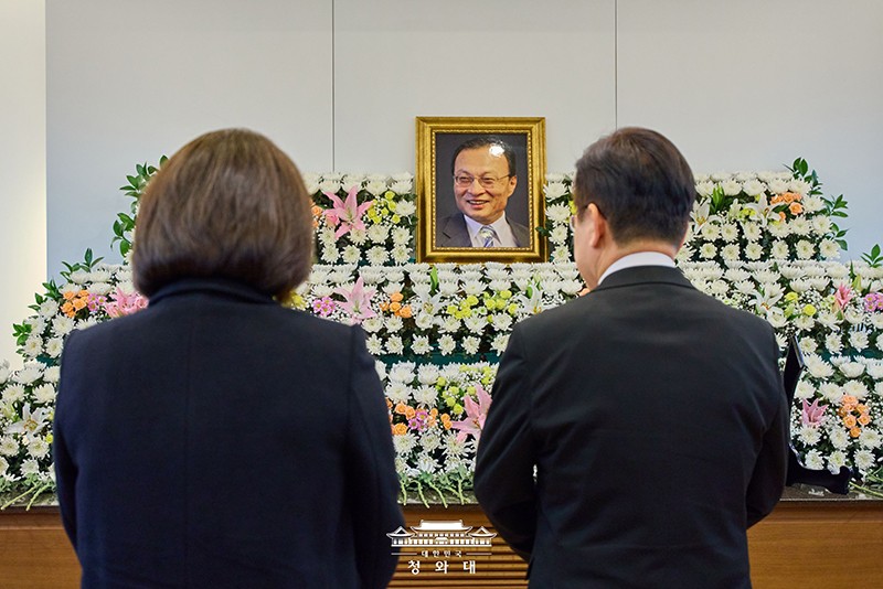 27日、弔問に訪れた李在明夫妻。青瓦台提供。