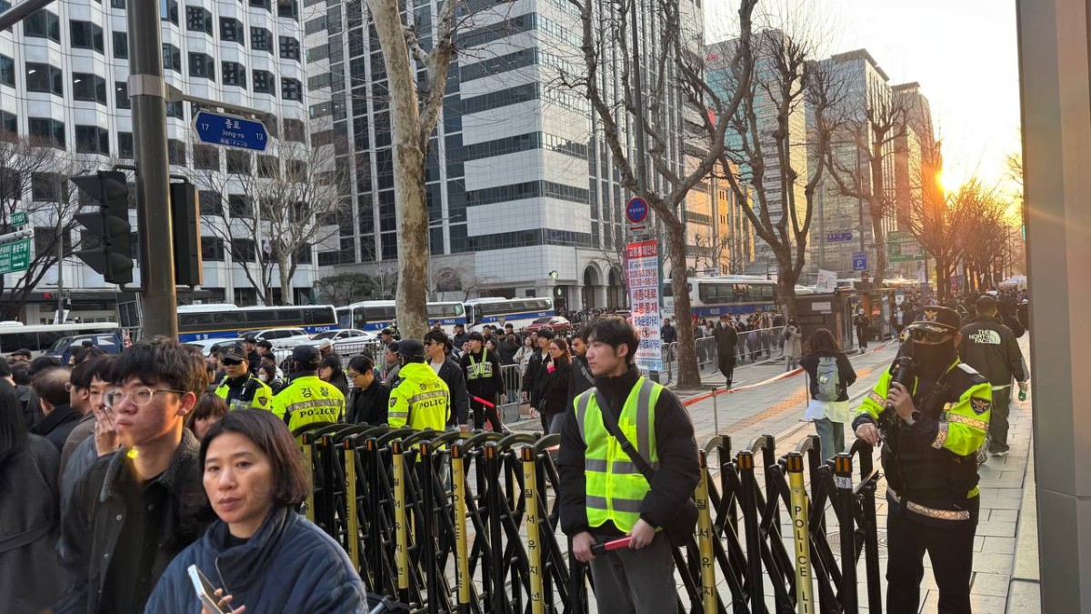 チケットを持たない人は会場に近づけないシステムでした。