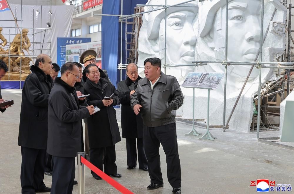 金正恩氏は25日、平壌市にある万寿台（マンスデ）創作社を訪問し、建設中の「海外軍事作戦 戦闘偉勲記念館」に設置予定の北朝鮮兵士のレリーフをチェックしたそうです。海外軍事作戦とは「露ウ戦争」への派兵のことです。朝鮮中央通信より。