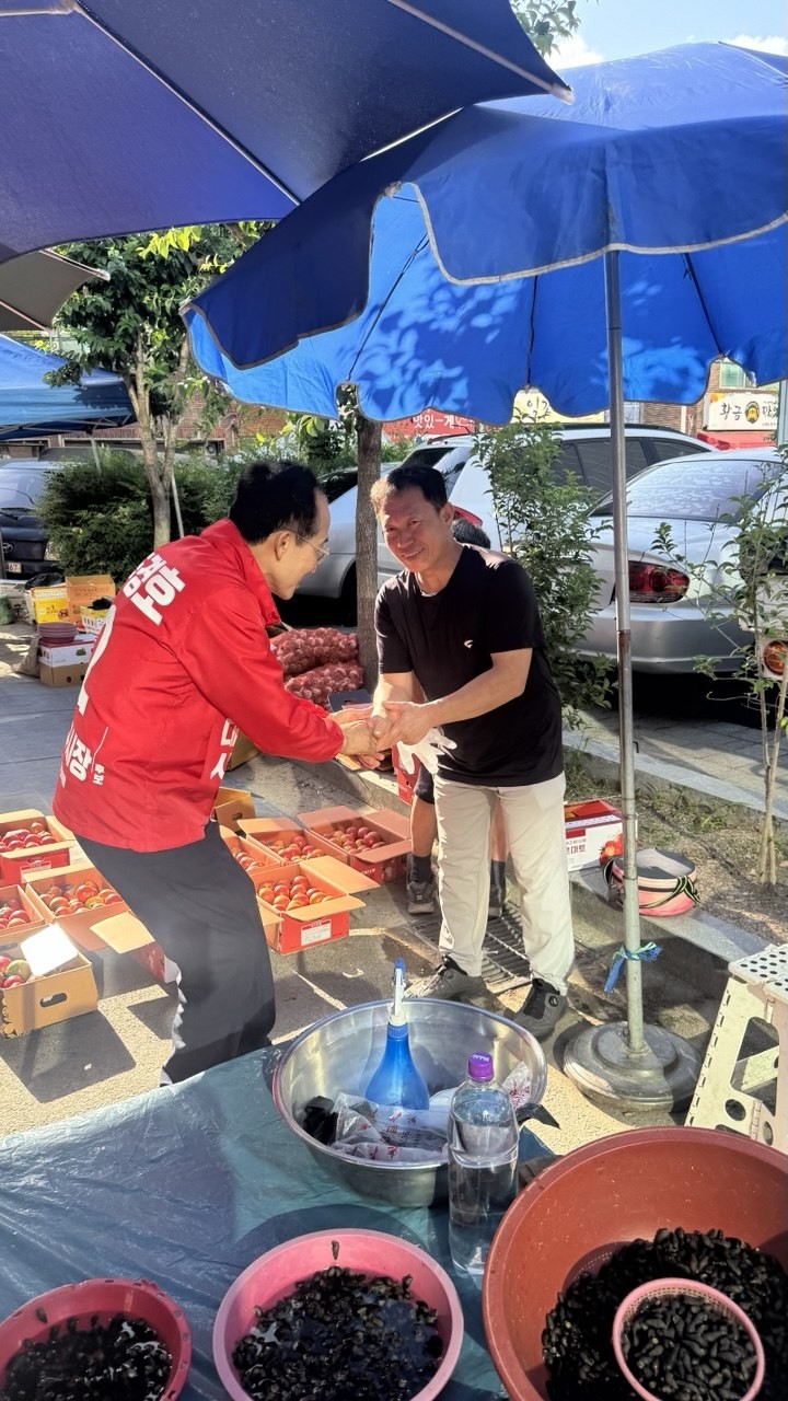 市場で働く人々は笑顔で秋慶鎬さんと握手をしていました。年配の方々が多かったです。筆者撮影。