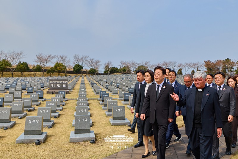 平和公園を参拝する李在明大統領夫妻。後ろにあるのは慰霊碑。青瓦台提供。