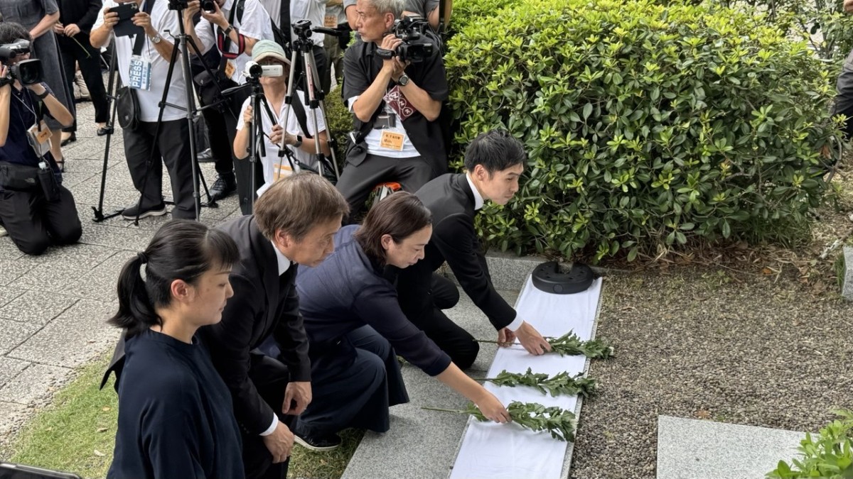 式の最後に献花が行われました。手前はジャーナリストの安田菜津紀さんです。