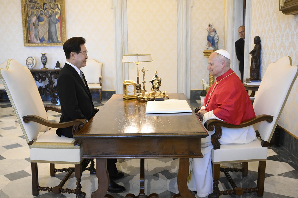 15日(現地時間)、バチカンの教皇庁で教皇レオ14世と面談する李大統領。© Vatican Media