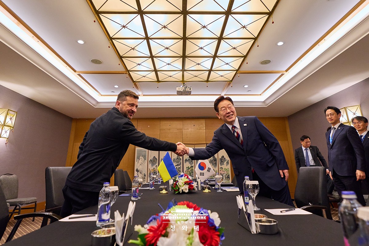 8日、トルコで首脳会談を行ったウクライナのゼレンスキー大統領と、韓国の李在明大統領。韓国青瓦台提供。
