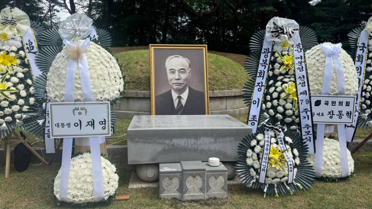 追慕式の様子。中央の遺影が呂運亨。花輪は李在明大統領と、最大野党・国民の力の張東赫代表。筆者撮影。