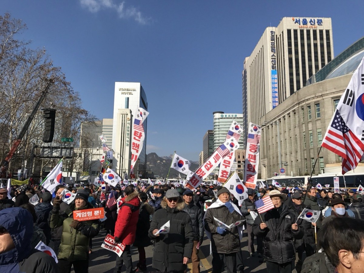 国会で朴槿惠大統領（当時）の弾劾訴追案が可決された約一か月後の2017年1月にソウルで行われた「太極旗デモ」。のぼりには「弾劾棄却」などの文字が見える。筆者撮影。