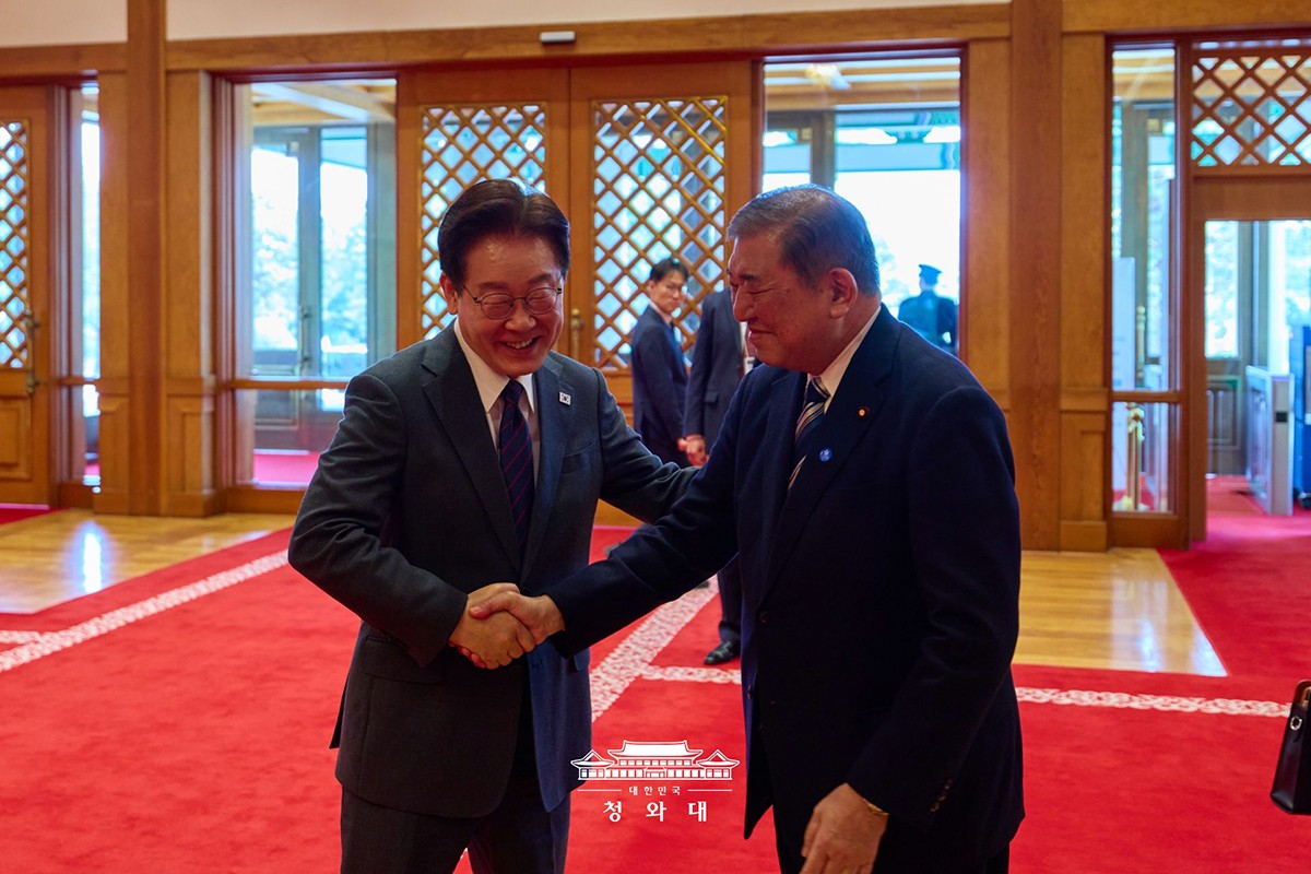 青瓦台で石破前首相を歓迎する李大統領。青瓦台提供。