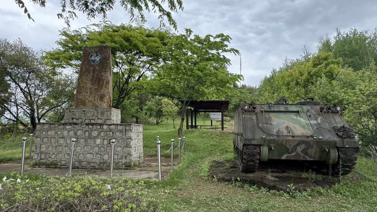 朝鮮戦争の激戦地のひとつ、江原道(カンウォンド)鉄原(チョロン)郡の白馬高地付近にある、戦績碑と装甲車。今年5月、筆者撮影。
