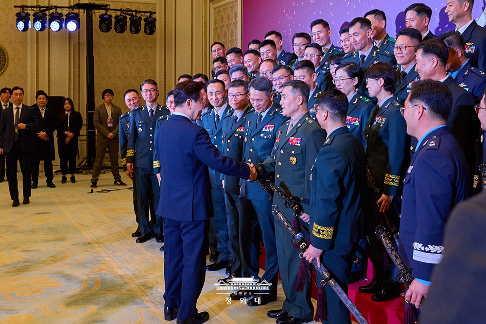 今年3月、李在明大統領と握手するパク・チョンフン准将。三精剣授与式にて。青瓦台提供。