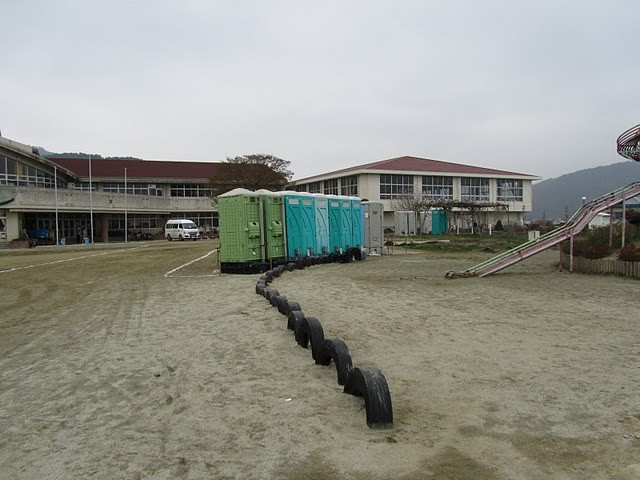避難所となった学校と仮設トイレ