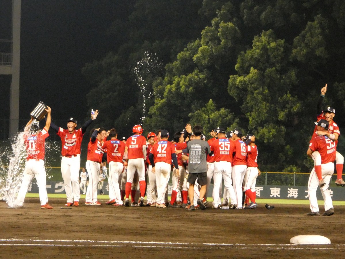 8回裏に10点差がつきコールド勝利。優勝決定し喜ぶナイン