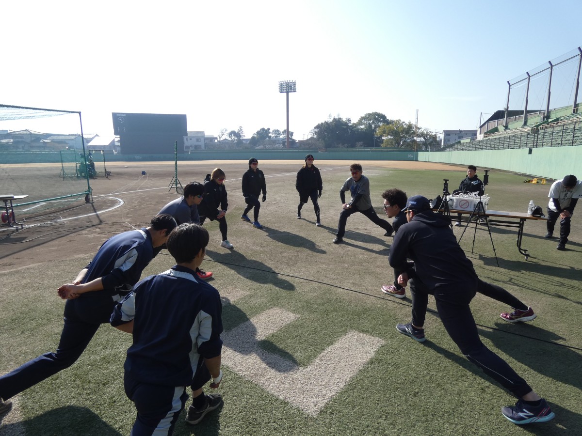 最終日はかなり暖かく、晴天に恵まれました。野手組とソフトボール組が球場スタート。投手組とゴルファー組は茶畑から