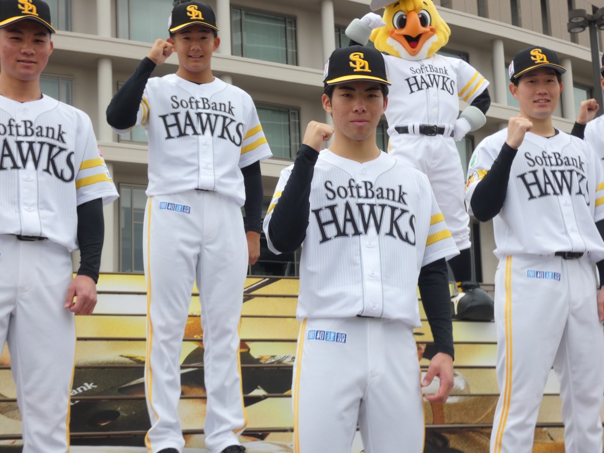 左から3人目が村上投手