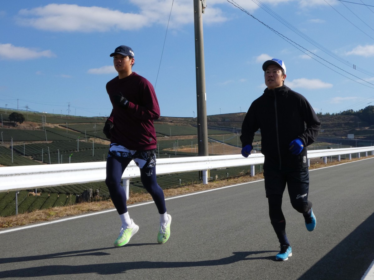 八女の茶園を駆ける。山下（左）と松葉。下り坂だけを１㎞ダッシュのように走ります