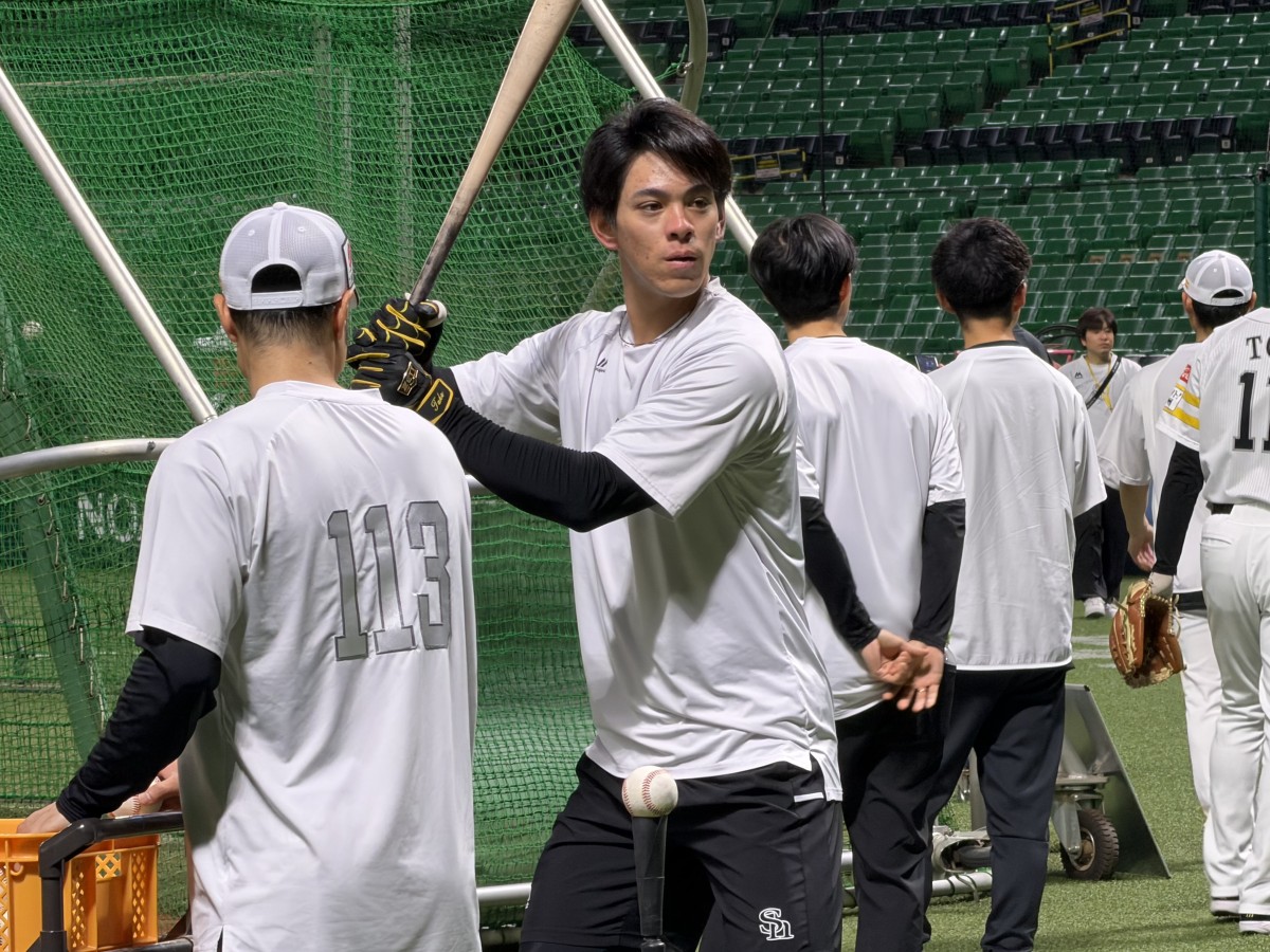 広島戦の試合前練習でティー打撃を行う高橋隆慶