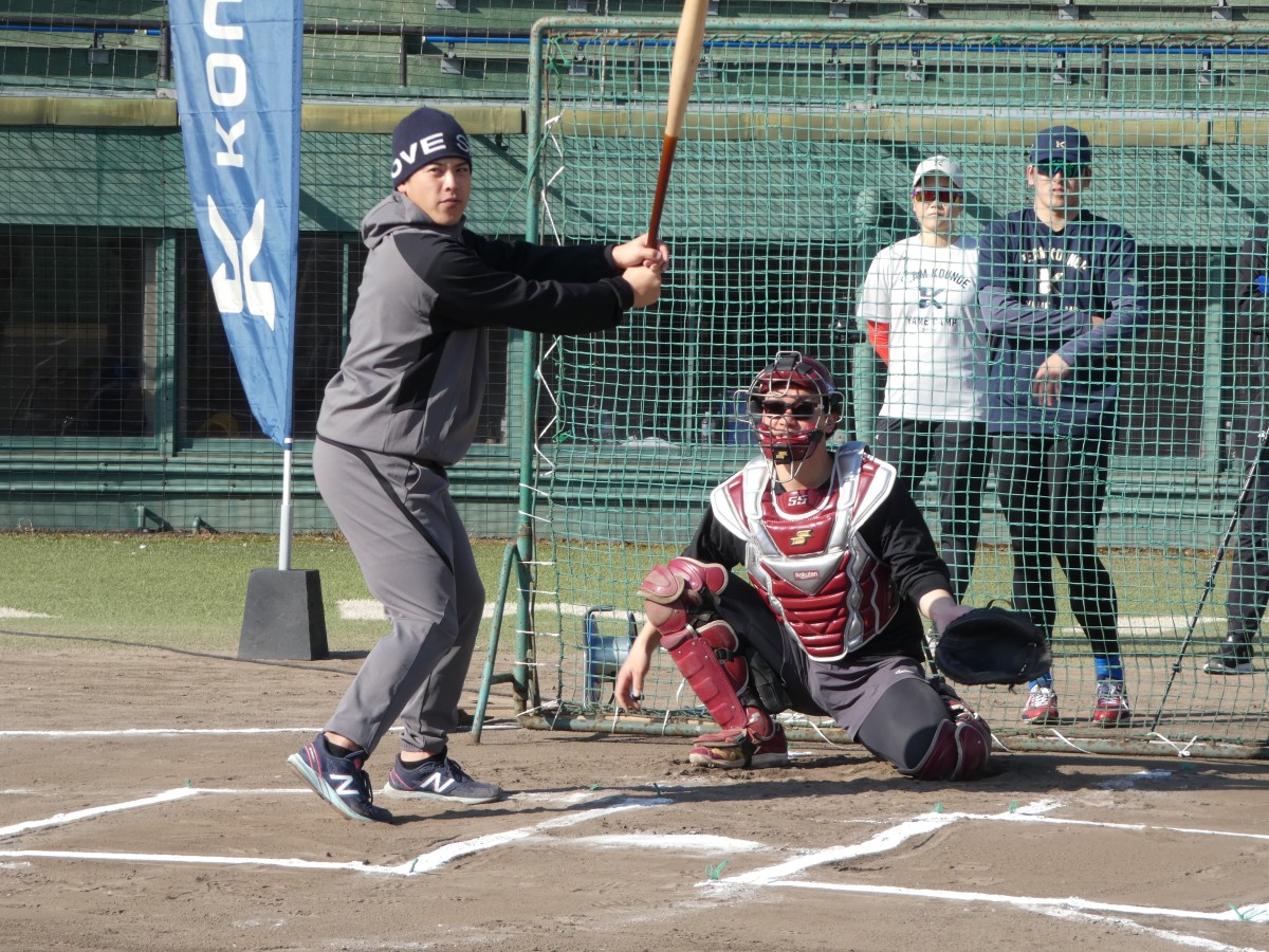 西武・仲三。構えた時のバットの角度が初日と違います