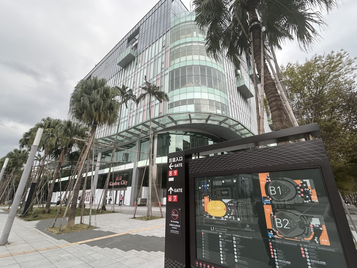 まるでショッピングモール。この中にドームが埋まってる感じ?ちなみにグランドレベルは地下2階になります