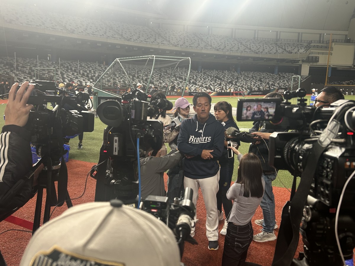 中信の平野監督。たくさんの現地メディアから取材されていました