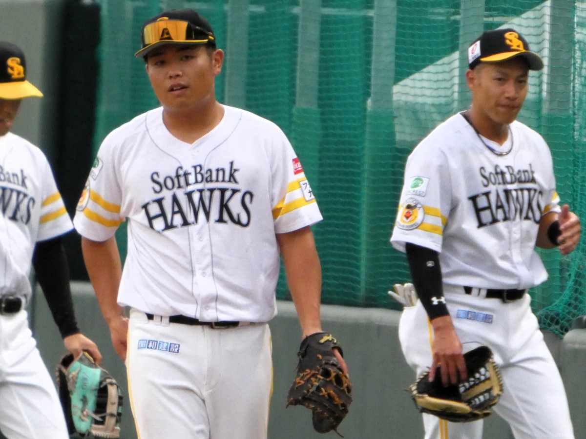 試合前の様子。この日の試合には柳田悠岐外野手(右)も出場