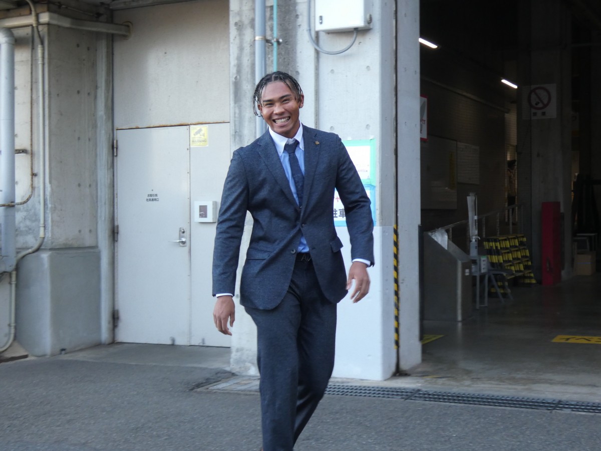通達後にドームを後にする水谷選手。ナイスガイで明るい彼は、笑顔を見せていました。前向きな気持ちで日本ハムへ。頑張ってほしい!