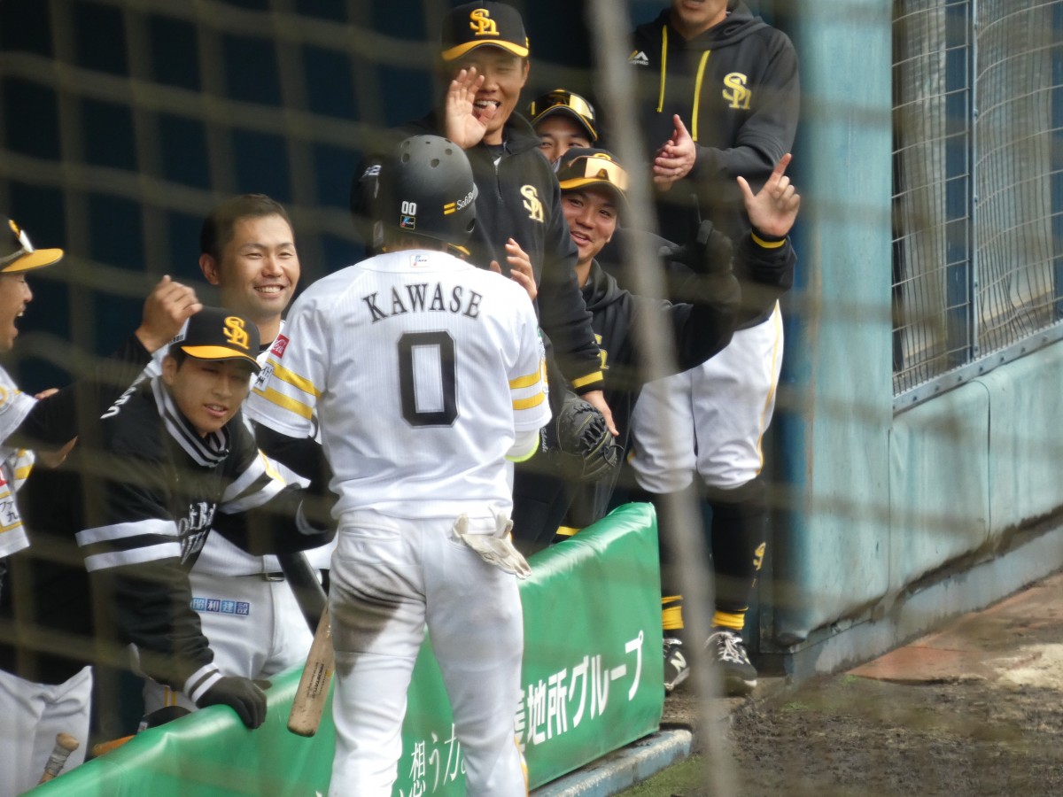 本塁打の川瀬選手を満面の笑みで出迎える