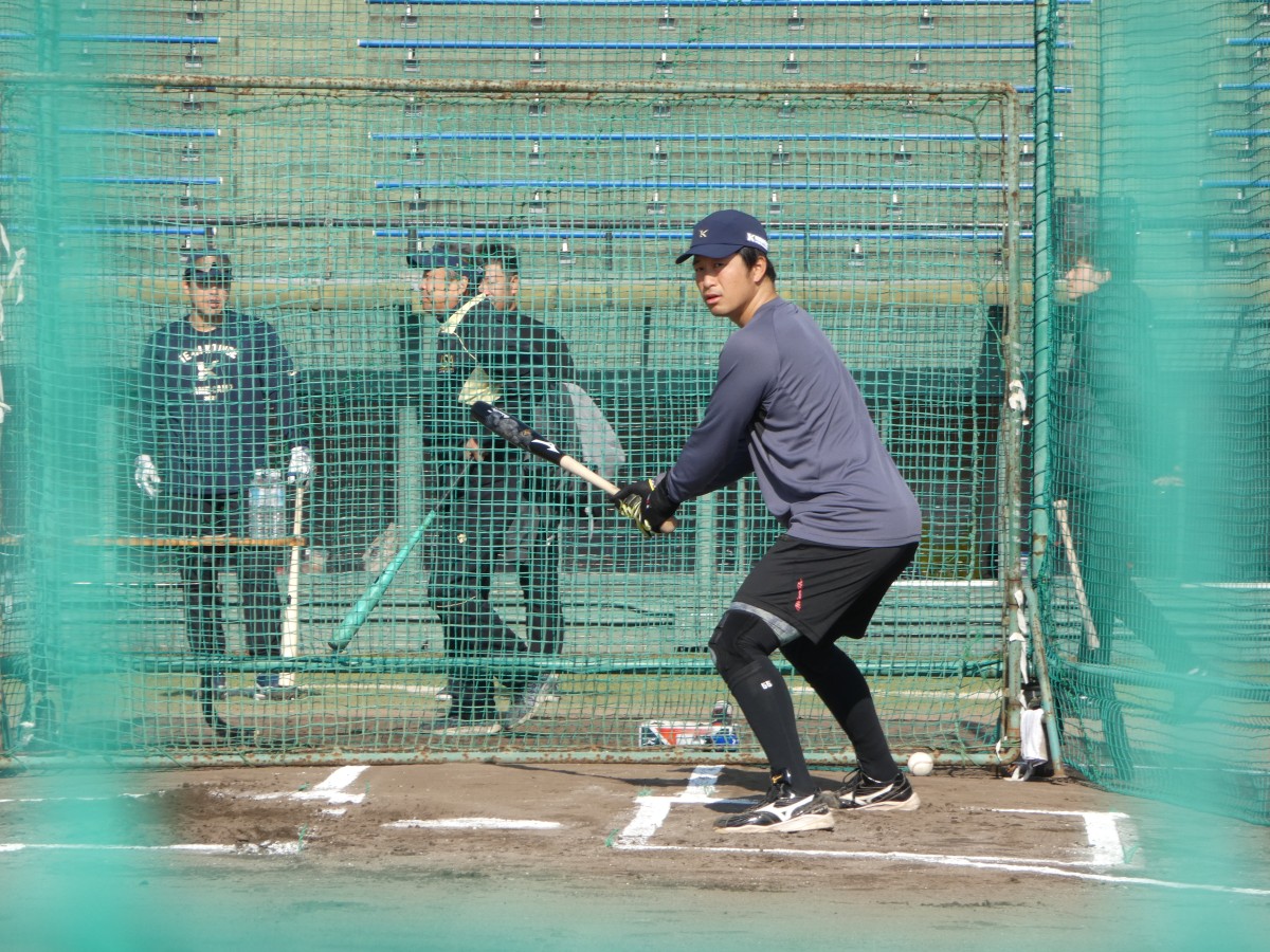 柿沼捕手の独特な打撃フォームは、2年前の鴻江キャンプで誕生して以来継続。ロッテ・岡大海選手にも似ていますが、岡選手にフォームをアドバイスしたのも鴻江氏。もともと膝が悪かった柿沼捕手ですが、打ち方を変えて以来「水が溜まらなくなった」と言います