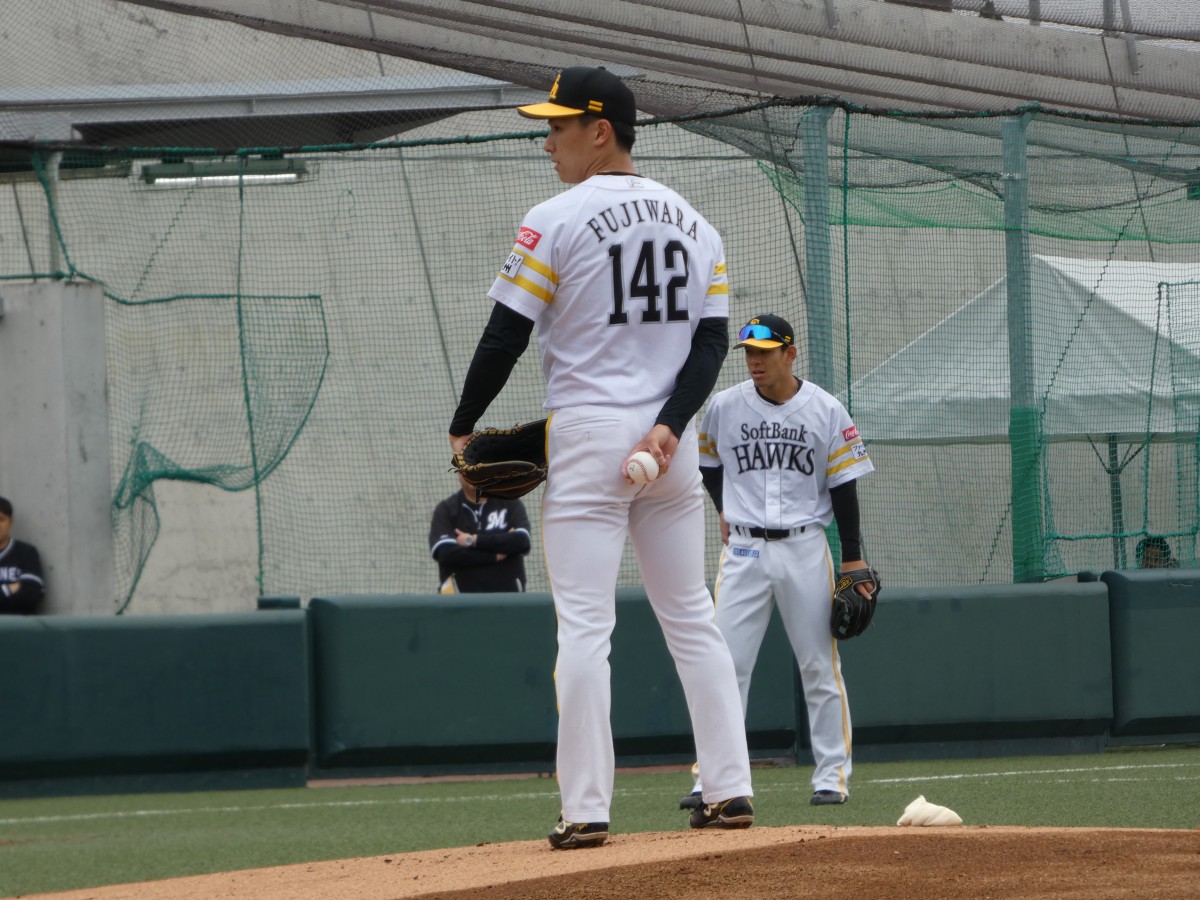 現在の背番号は142