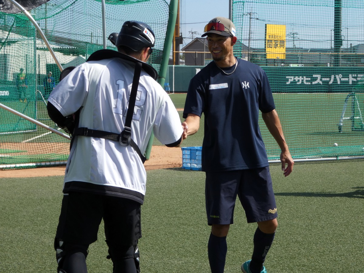 同郷の嶺井捕手とグータッチ