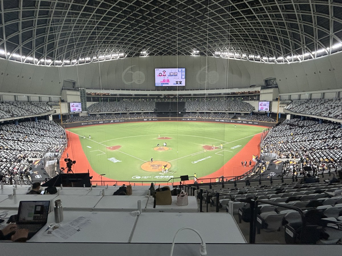 記者席からの眺め。広くてきれいな球場