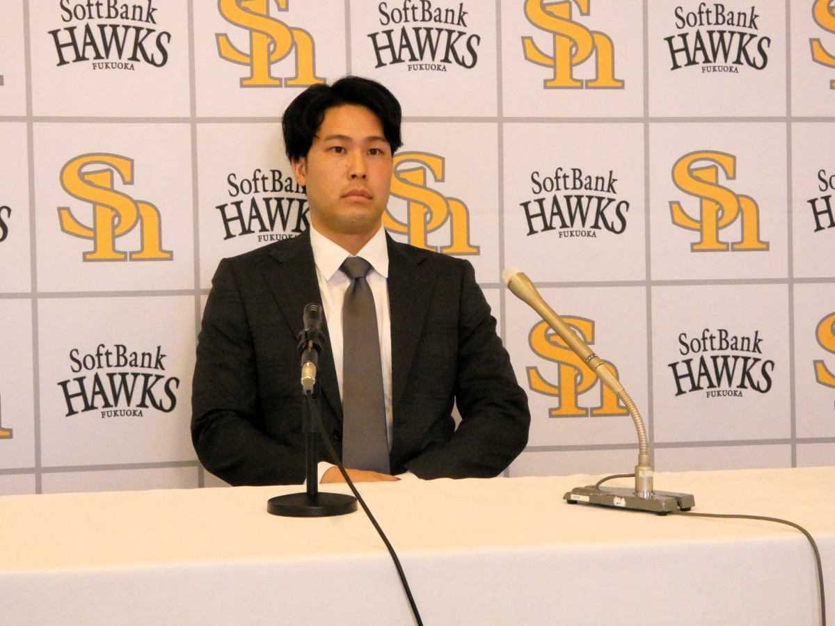 契約更改後に会見を行った藤井皓哉投手