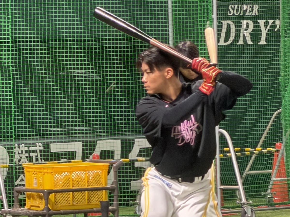 打撃練習をする庄子内野手