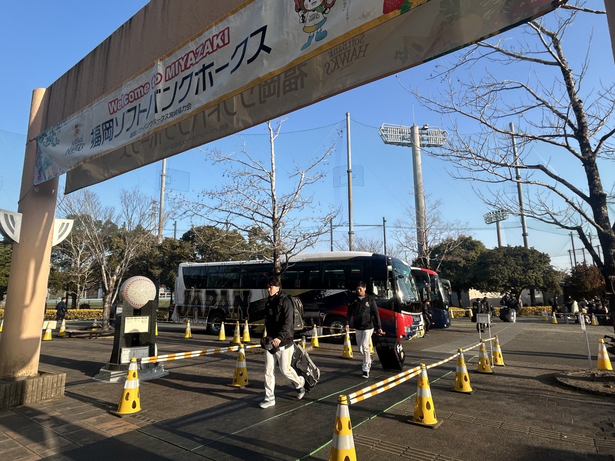 選手たちが乗ってきたバスは侍ジャパンラッピング