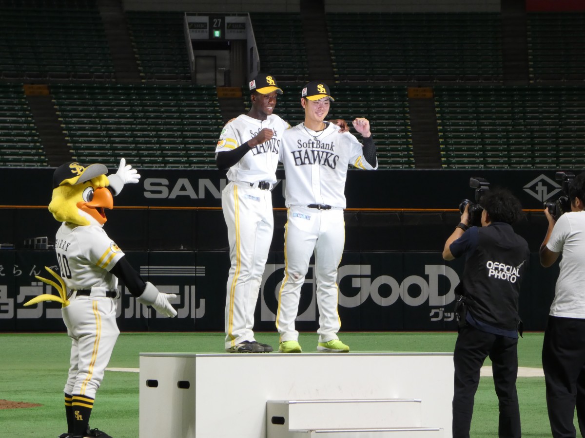 試合に勝利して先制3ランの石塚綜一郎選手とヒーローインタビューに呼ばれた