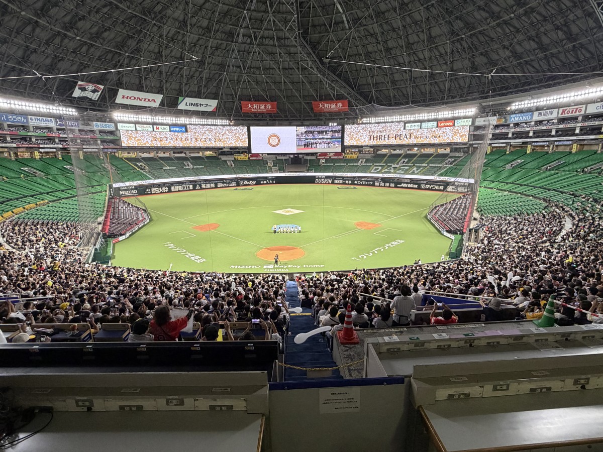 優勝決定直後。優勝ロゴで彩られたホークスビジョン