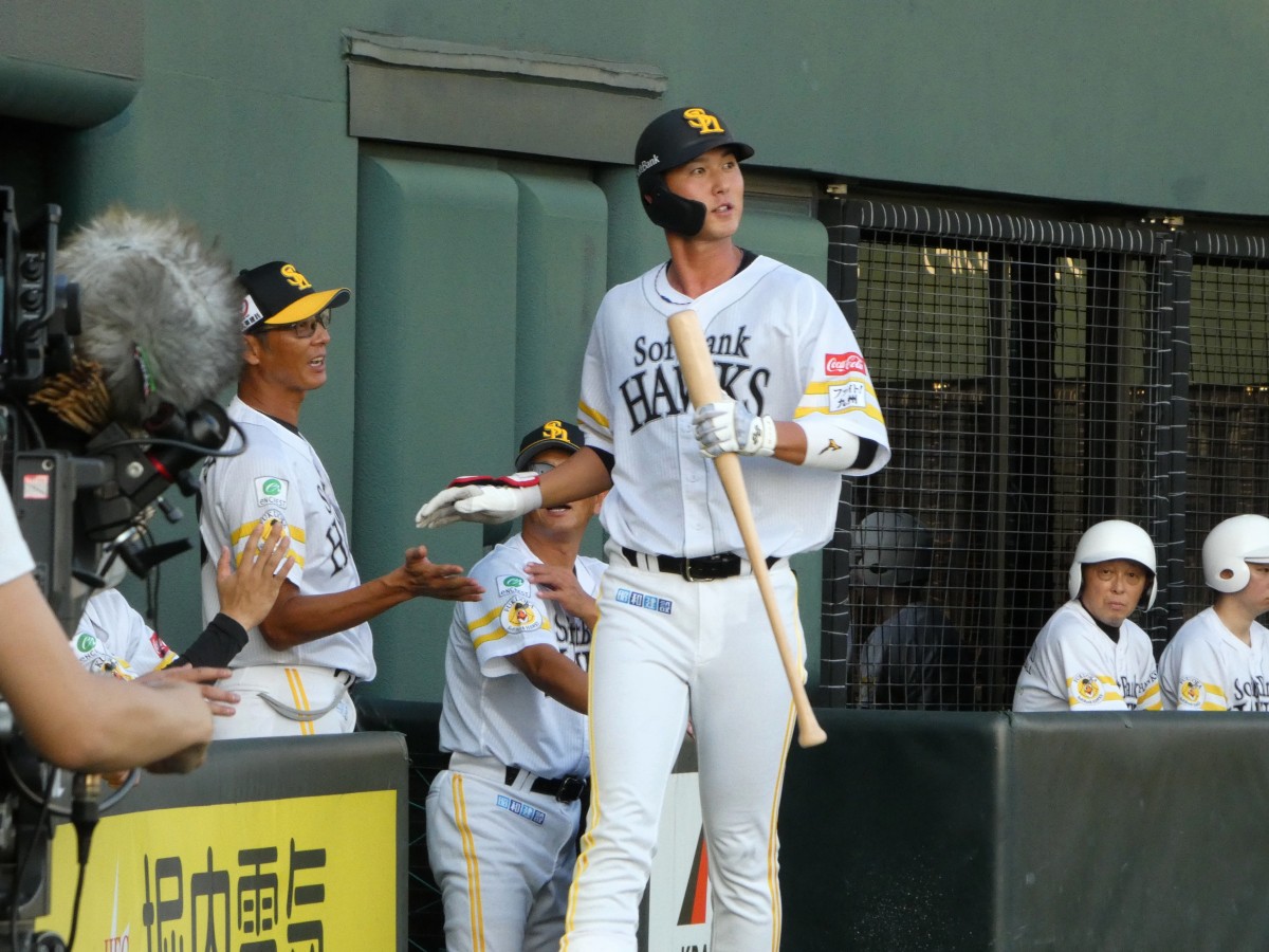 秋広選手は打球が届いた左中間あたりを眺める。斉藤和巳2軍監督から視線を外したわけじゃありません!(笑)