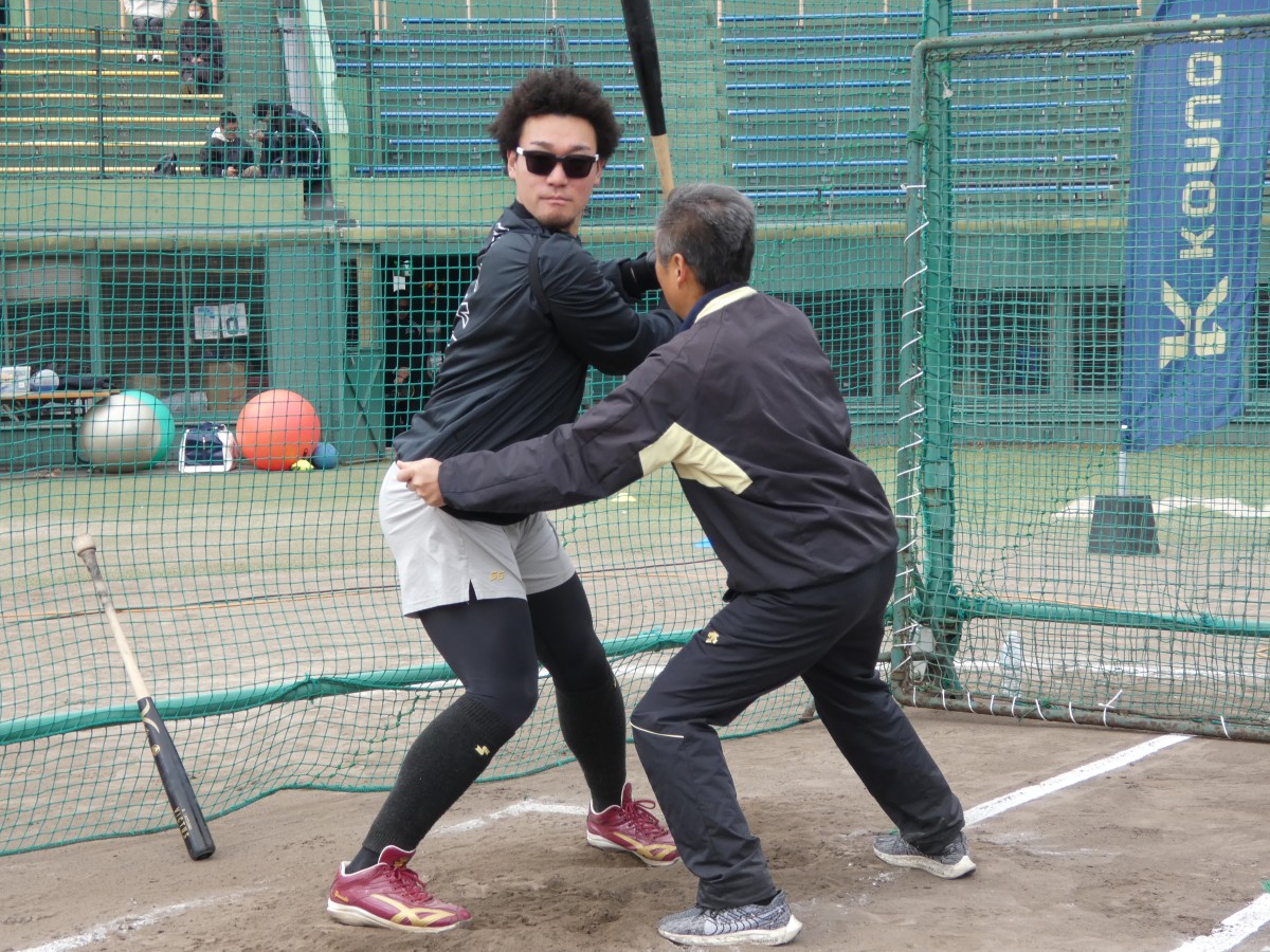 鴻江トレーナーの指導の中でフォームづくりをするYG安田