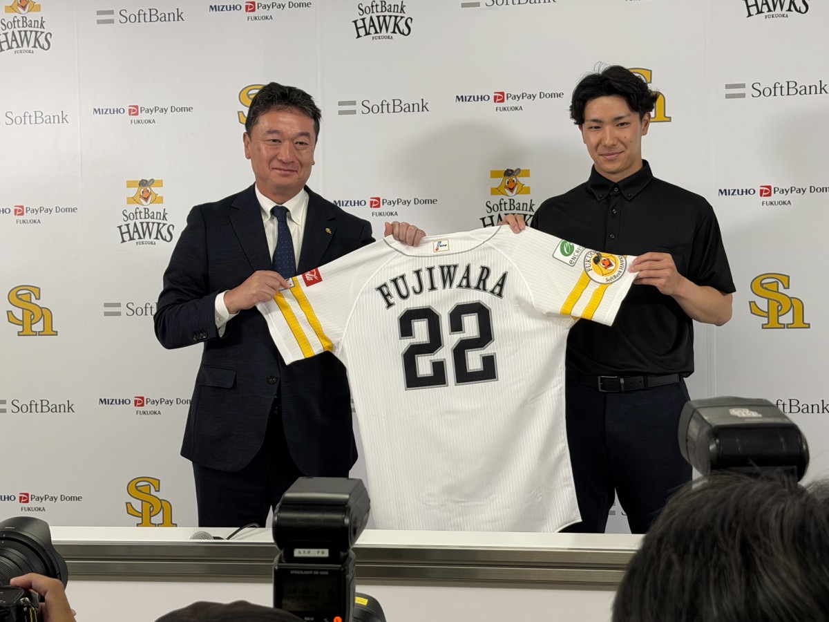 今年5月に支配下登録された藤原大翔投手(右)