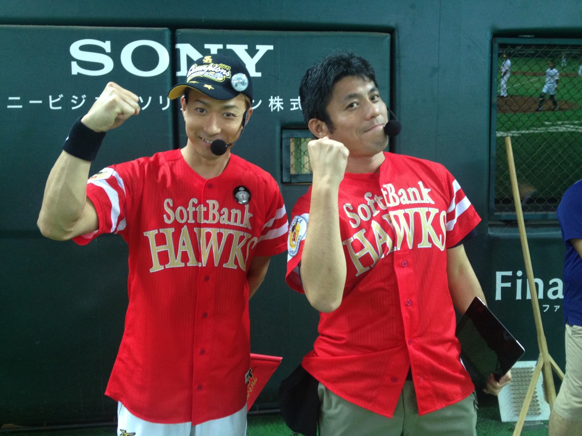 2014年10月20日に撮影。右がDJツバサ。左は体操兄さんのトッシー。クライマックスシリーズ・ファイナル第6戦の試合前。この日ホークスは日本ハムに4―1で勝って日本シリーズ進出を決めました。その後の日本シリーズでは阪神を破って日本一に