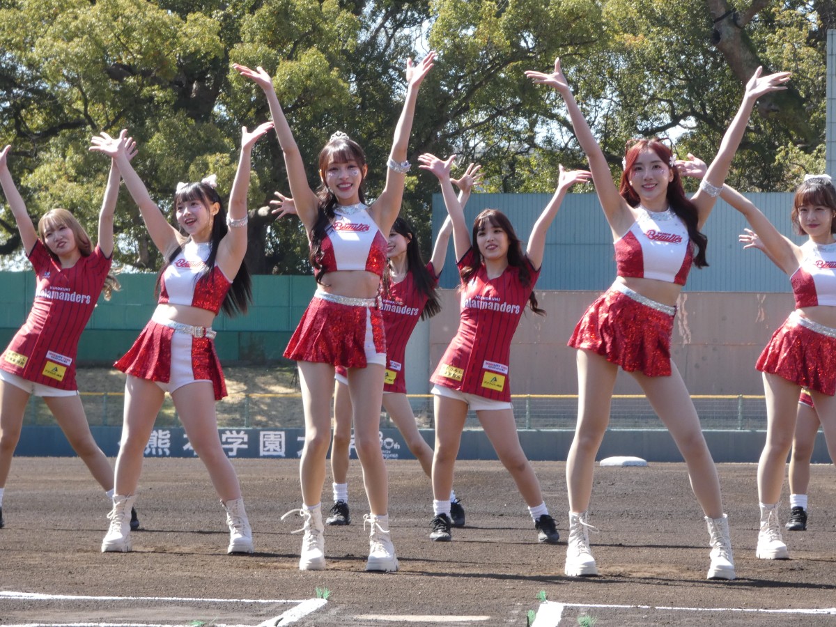 左から3人目がリン・シャン。試合前にはドラゴンビューティーズと火の国サラマンダーズの公式チア「サリーズ」がダンスでコラボ