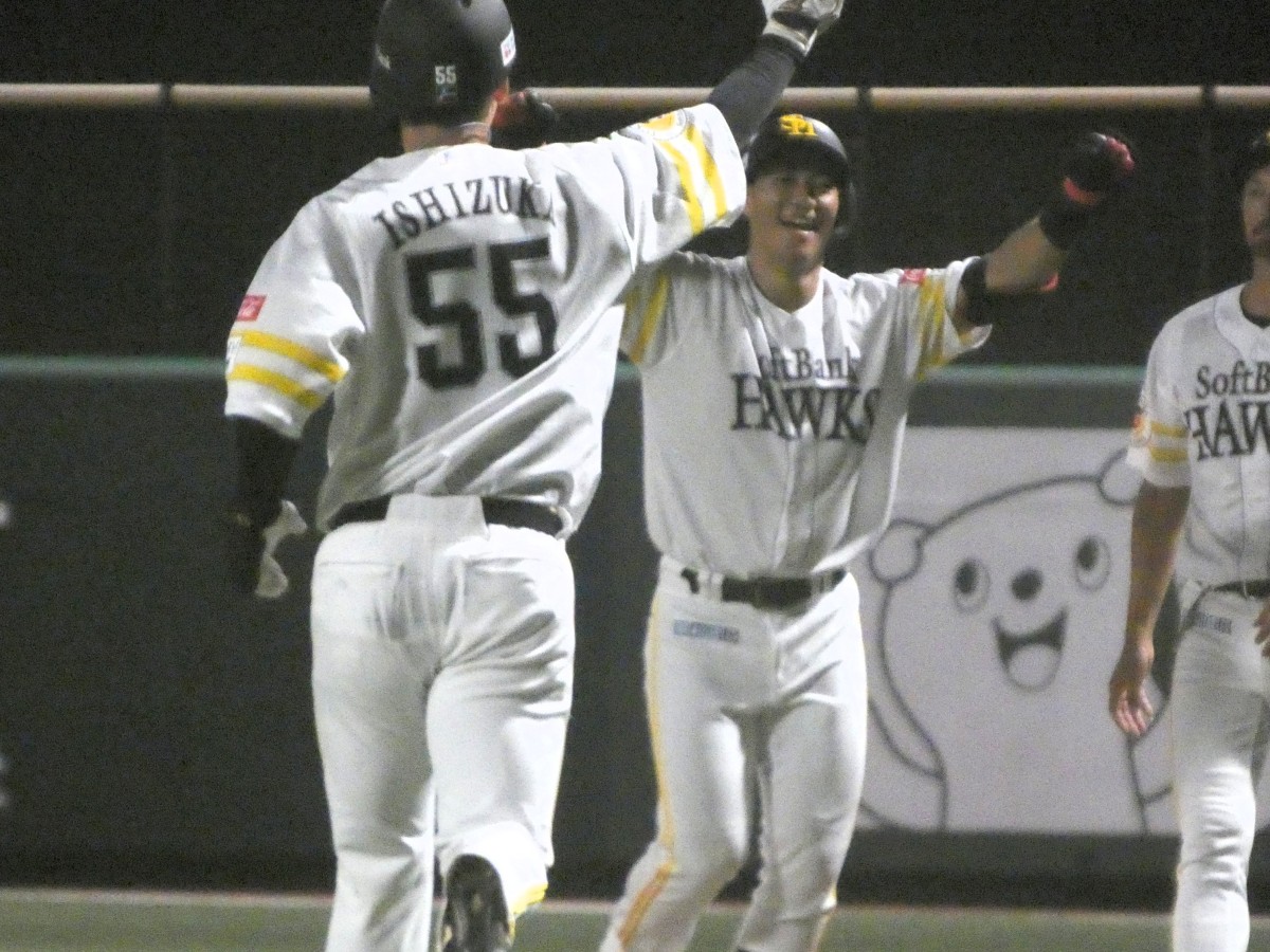 喜ぶ漁府選手。石塚選手はネクストバッターズサークルで「相手ピッチャーにプレッシャーをかけていました(笑)」
