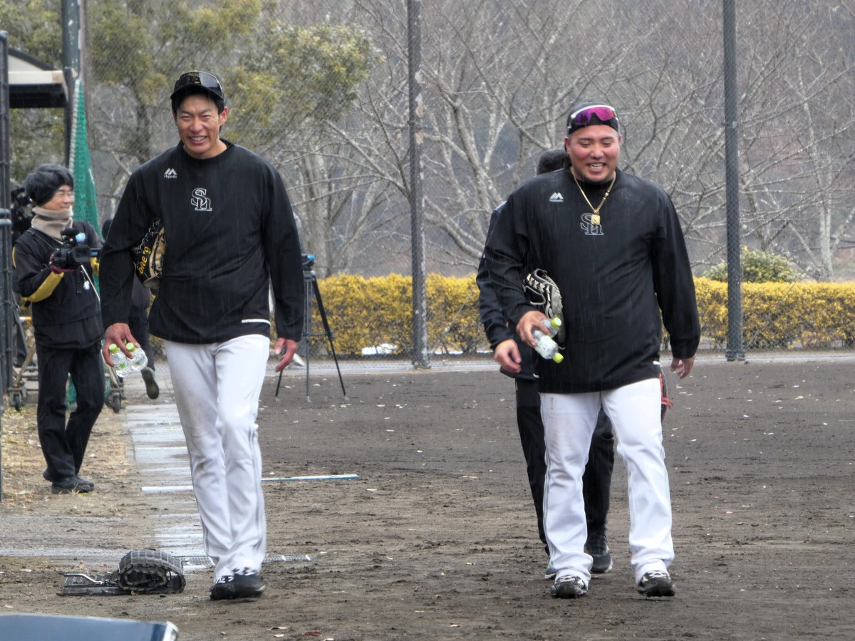 柳田悠岐、雨の中で山川穂高に誘われ「異例の内野特守」 | 田尻耕太郎